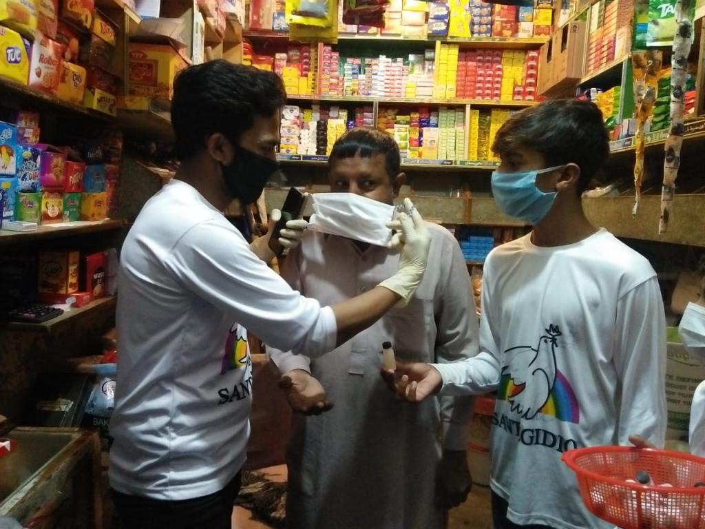 Les mascaretes (autoconfeccionades) de Sant'Egidio i subministraments d'aliments arriben als més pobres del Pakistan
